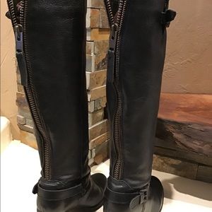 Black women’s boot with zipper in back